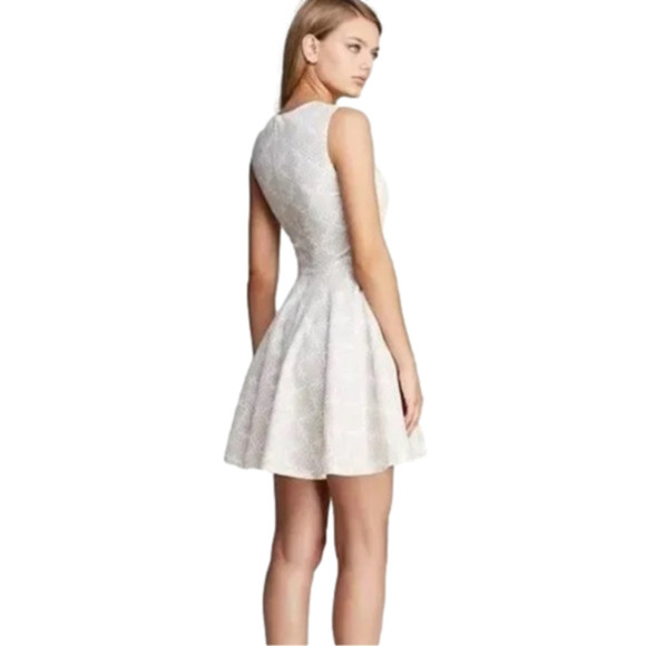 Diane Von Furstenberg Cream and Beige Jeannie Henna Print Sleeveless Dress -Sz 6 - Picture 2 of 13